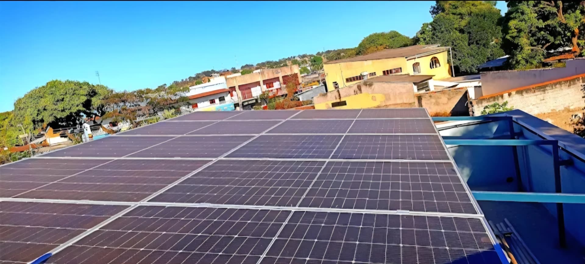 Painéis solares instalados em cobertura urbana