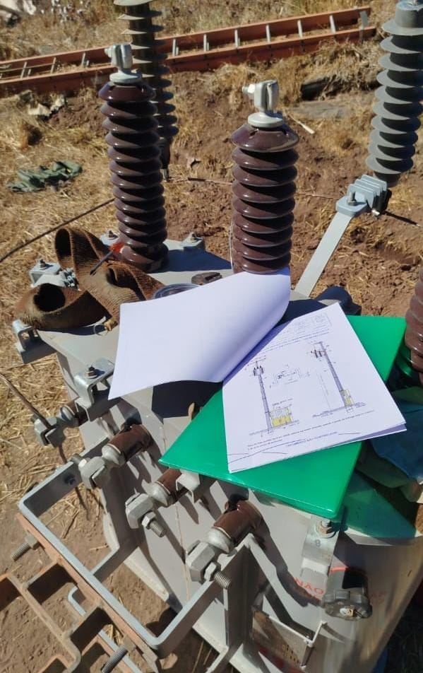 Componentes elétricos externos e isoladores