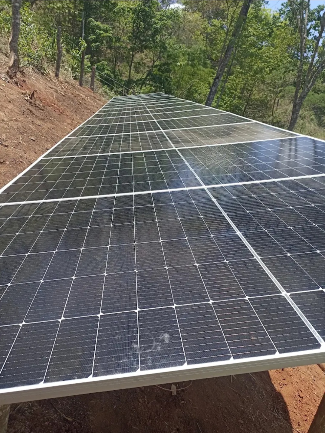 Conjunto fotovoltaico instalado em estrutura no solo