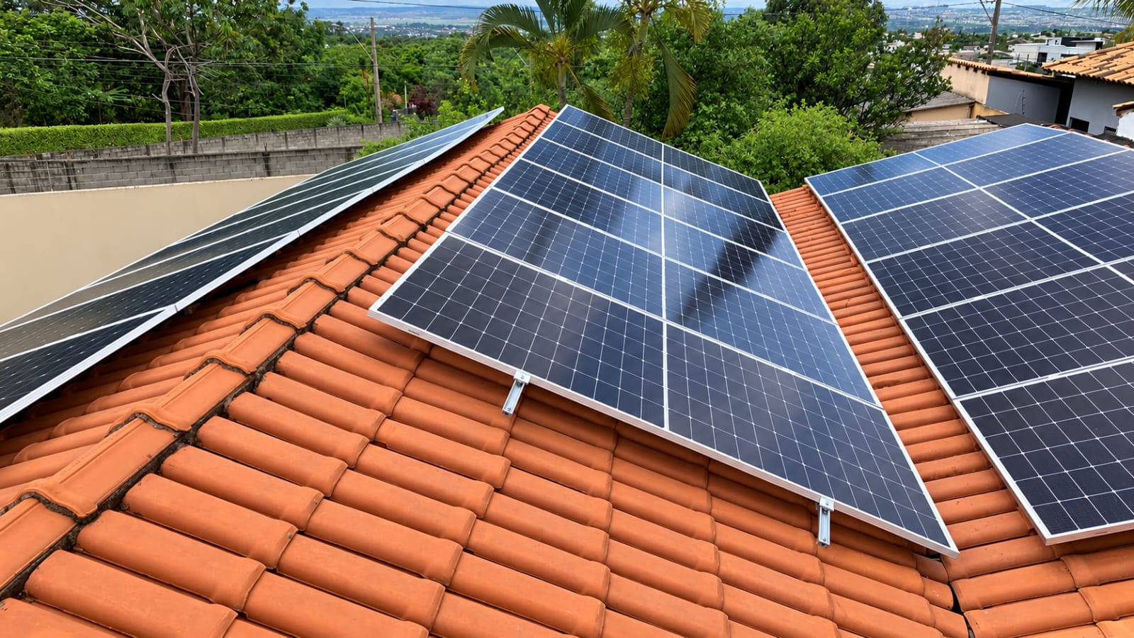 Instalação de sistema fotovoltaico em telhado cerâmico