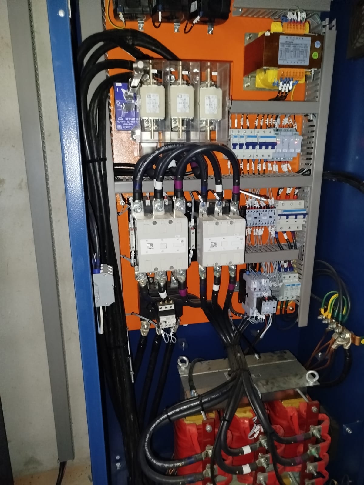 Interior de painel de comando elétrico