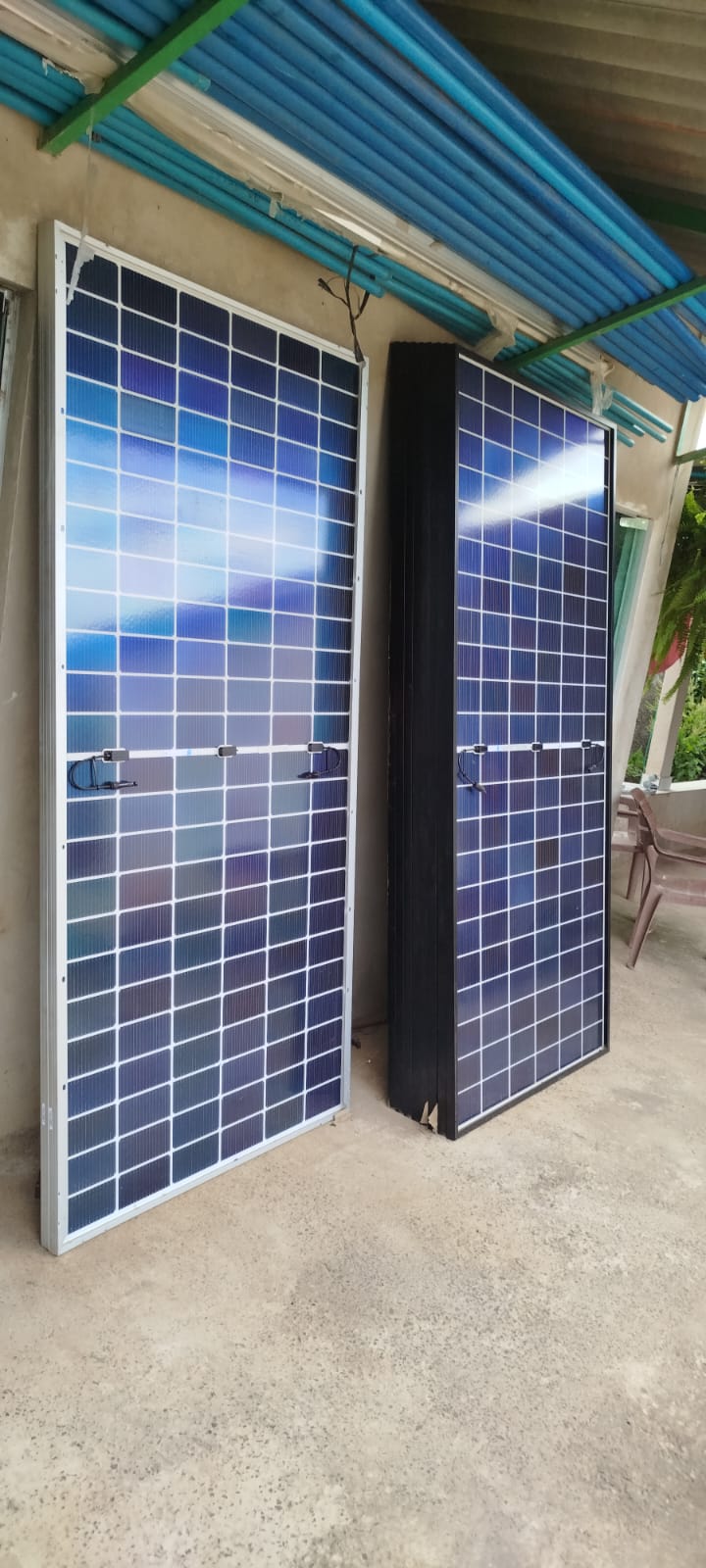 Módulos fotovoltaicos em preparação para instalação