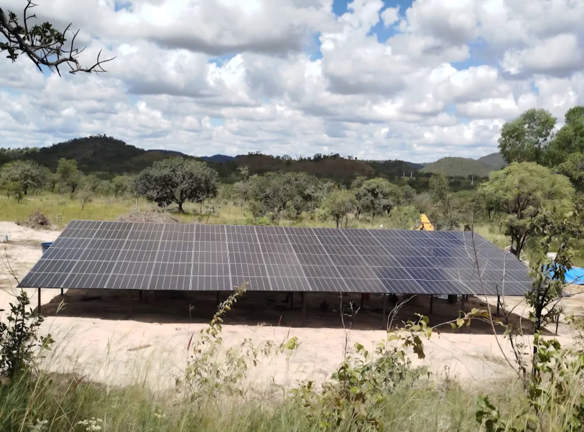 Conjunto de painéis fotovoltaicos instalado em campo