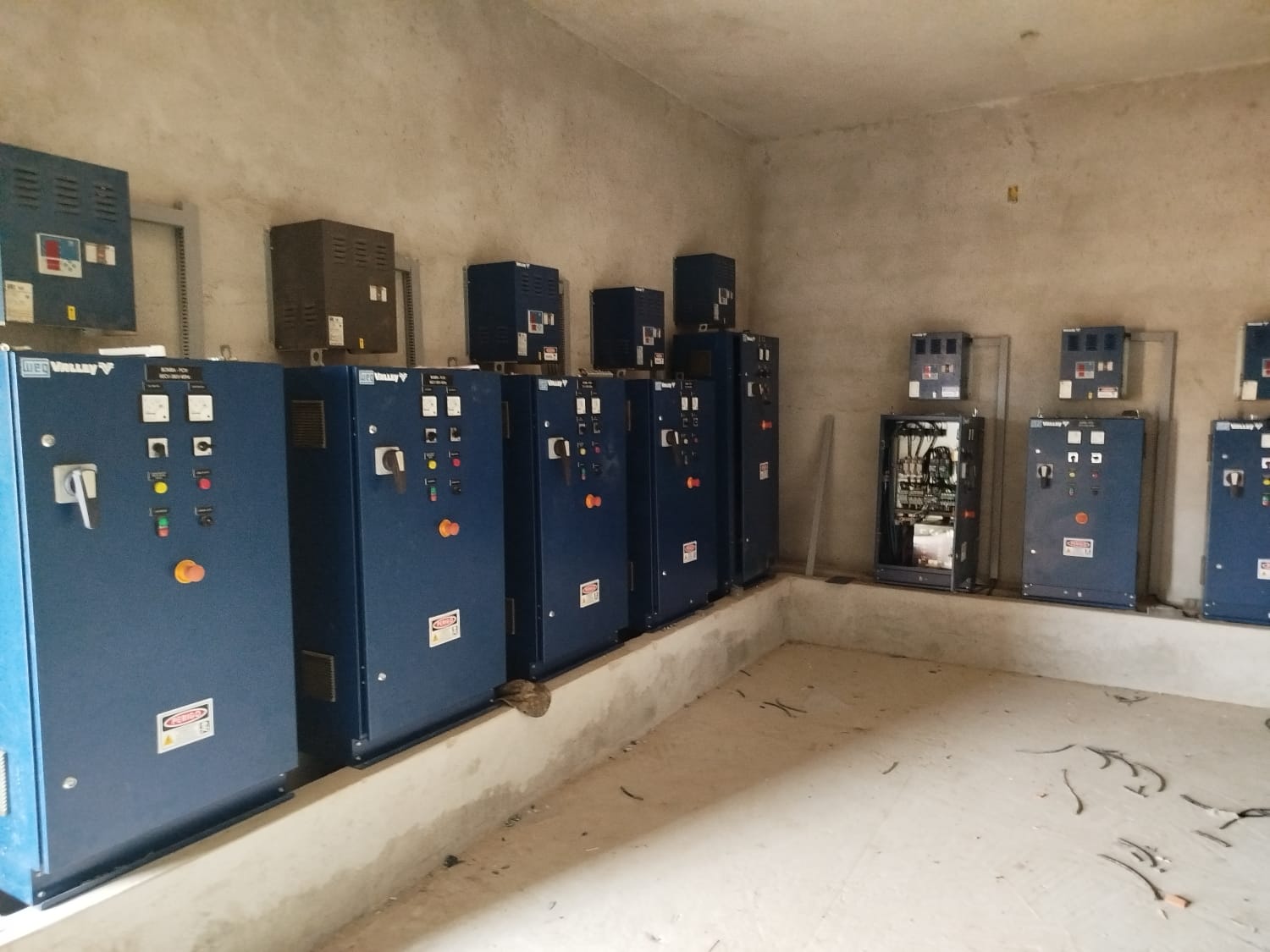 Sala com painéis de automação
