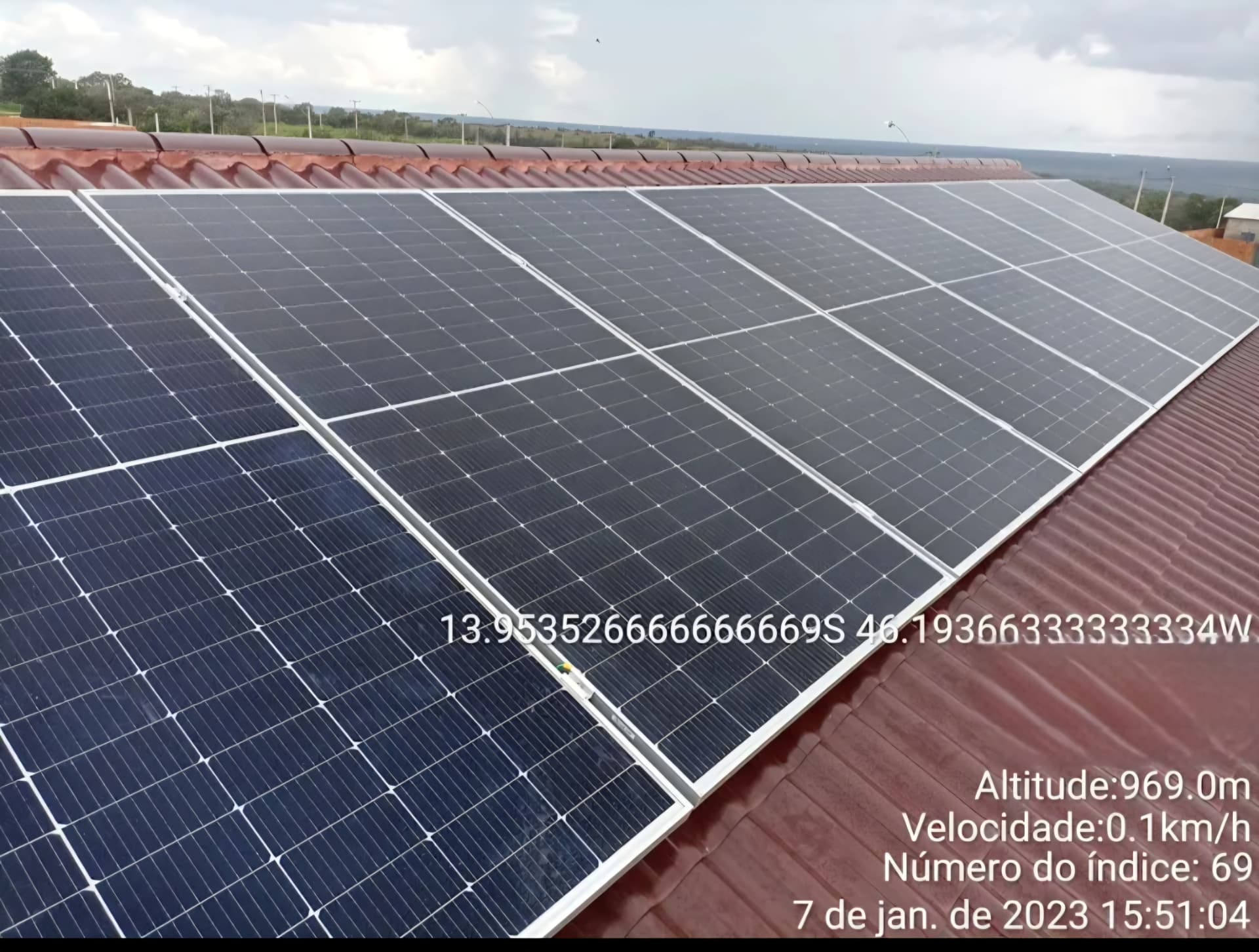 Sistema fotovoltaico instalado sobre cobertura