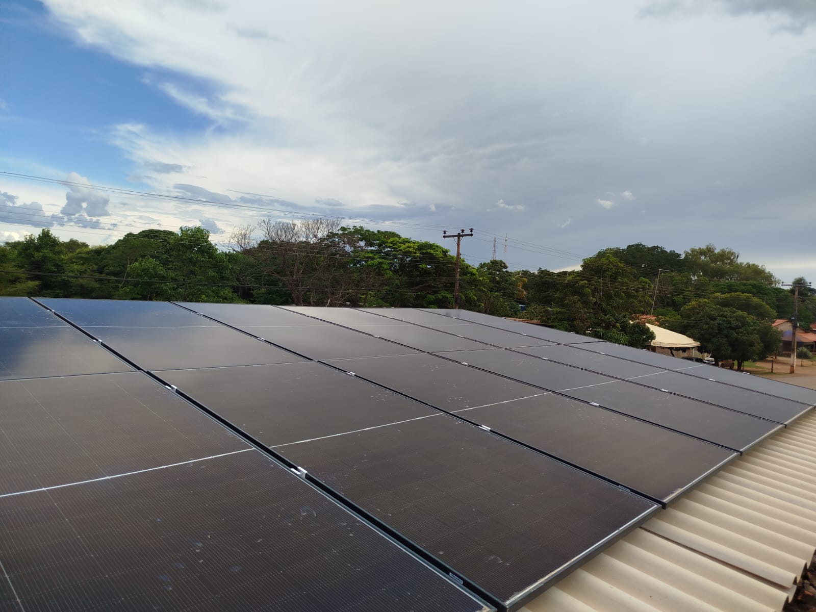 Sistema fotovoltaico instalado em telhado