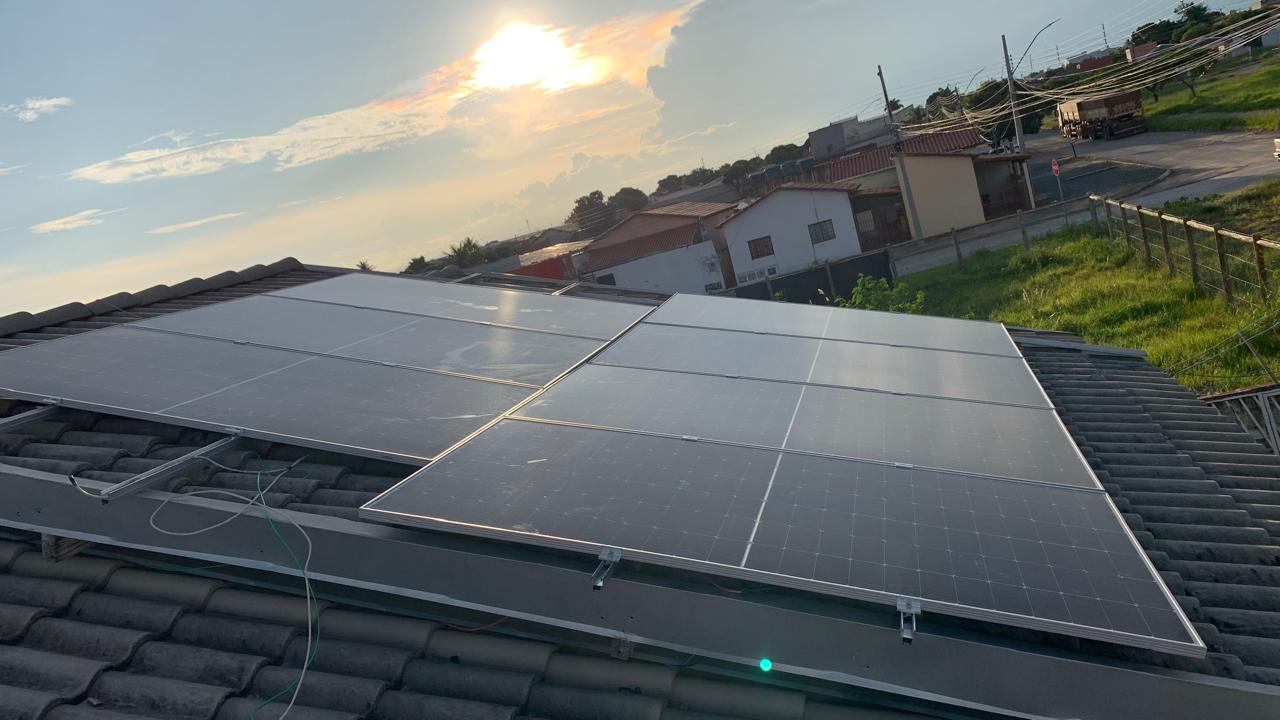 Instalação solar em telhado ao entardecer