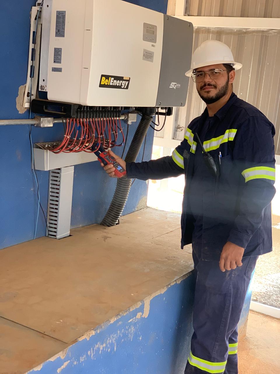 Profissional da Hidrosolar em campo com equipamento elétrico