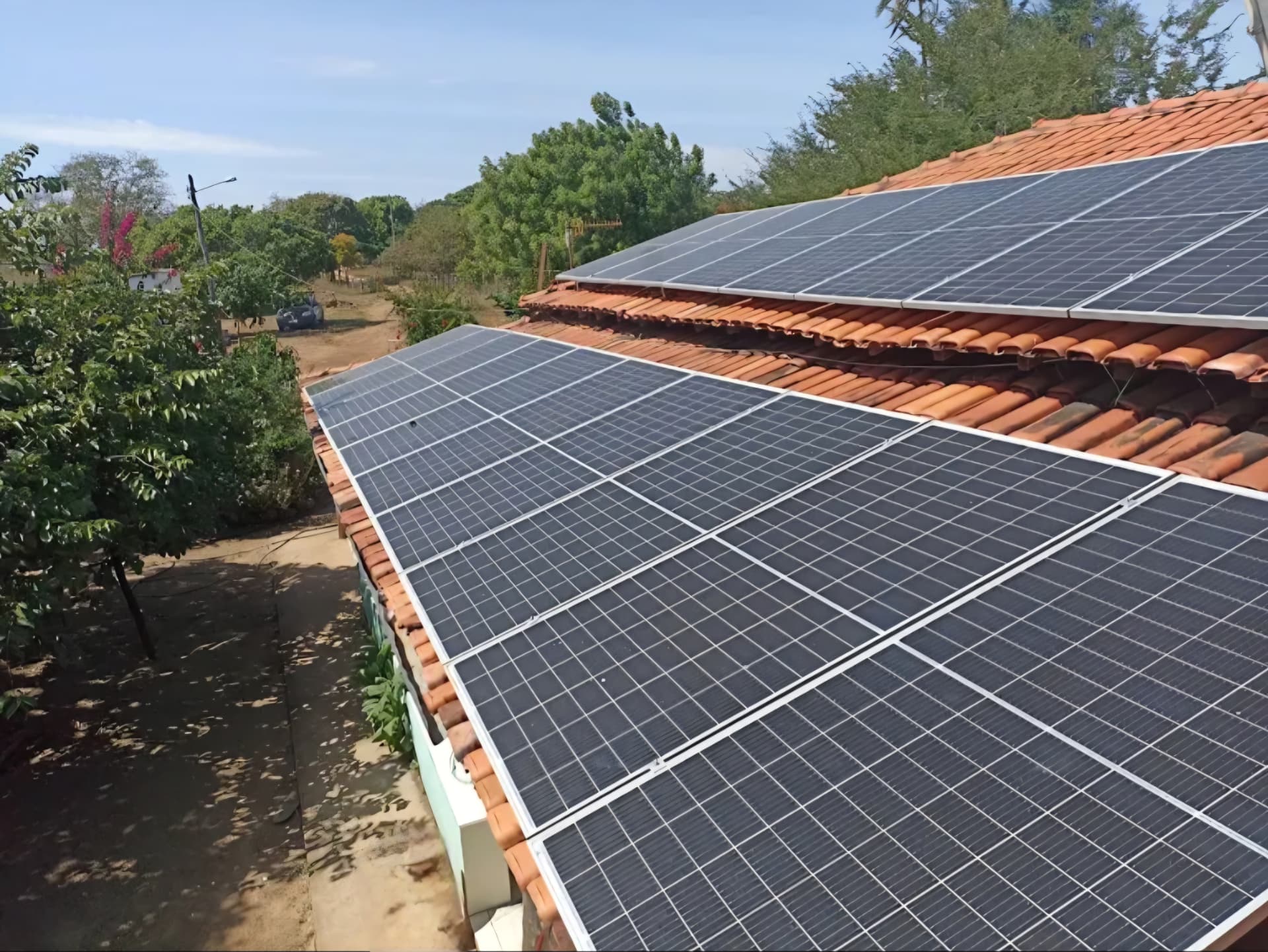 Painéis solares instalados sobre telhado cerâmico