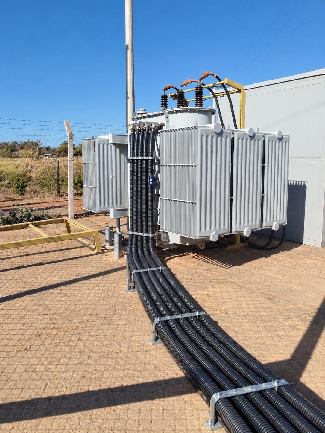 Transformador e infraestrutura elétrica em campo